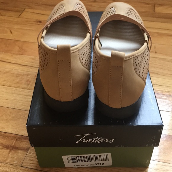 *Like New* Trotters Tan Shoes - Picture 3 of 3
